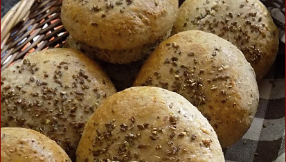 " Dosypávané " tmavé hamburgrové žemle