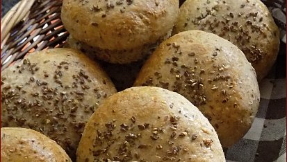 " Dosypávané " tmavé hamburgrové žemle