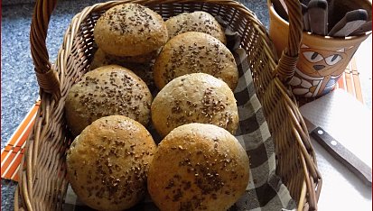 " Dosypávané " tmavé hamburgrové žemle