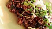 Dvoubarevná quinoa na šalotce, cuketě a žampionech