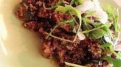 Dvoubarevná quinoa na šalotce, cuketě a žampionech