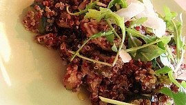 Dvoubarevná quinoa na šalotce, cuketě a žampionech