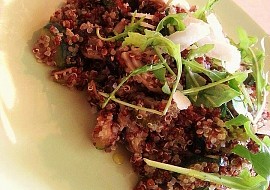 Dvoubarevná quinoa na šalotce, cuketě a žampionech