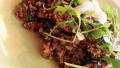 Dvoubarevná quinoa na šalotce, cuketě a žampionech