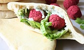 Falafel z červené řepy v domácím pita chlebu s koriandrovým dipem