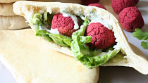 Falafel z červené řepy v domácím pita chlebu s koriandrovým dipem