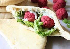 Falafel z červené řepy v domácím pita chlebu s koriandrovým dipem