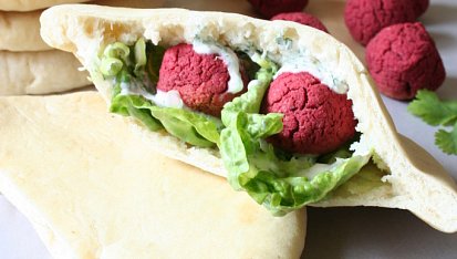 Falafel z červené řepy v domácím pita chlebu s koriandrovým dipem