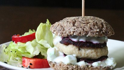 Fitnessburger s pohankovou bulkou, kuřecím masem a pečenou řepou