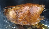 Grilované kuře plněné slaninovým chlebem