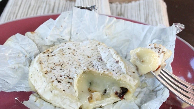 Grilovaný camembert se sušenými rajčaty