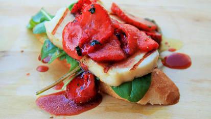 Grilovaný halloumi s jahodovou omáčkou