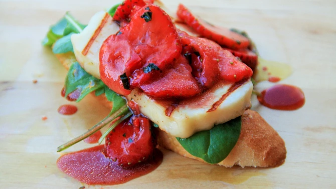 Grilovaný halloumi s jahodovou omáčkou