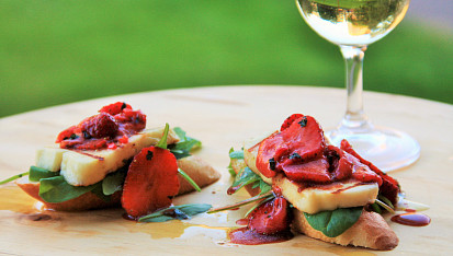 Grilovaný halloumi s jahodovou omáčkou