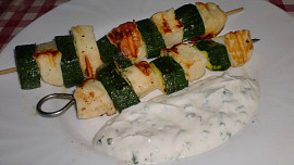 Grilovaný špíz z cukety a halloumi sýra