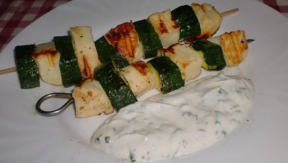 Grilovaný špíz z cukety a halloumi sýra
