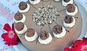 Historické dorty: Lanýžový pro Shirley Temple, V povrchu krémem hladce potřeného dortíku se vyplatí vyznačit dlouhým nožem ještě před finálním zdobením jednotlivé řezy