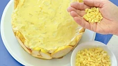 Hruškový dortík z jihu Evropy, V duchu pravidla tón v tónu dort posypte hoblinkami bílé čokolády, ale zvolit lze i tmavou. Případně použijte jinou dekoraci