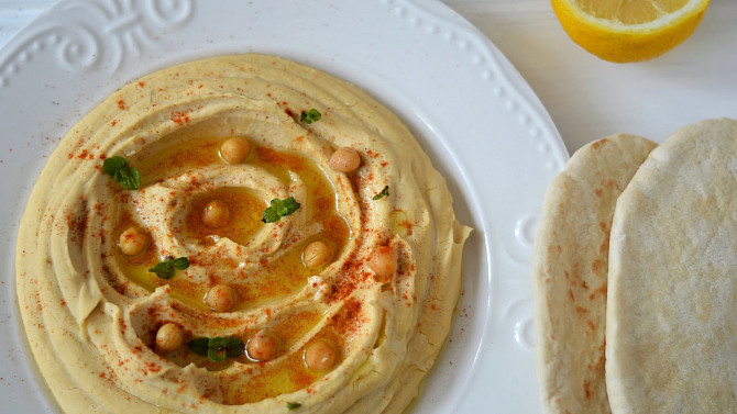 Hummus s pita chlebem