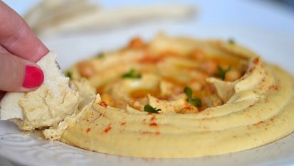 Hummus s pita chlebem