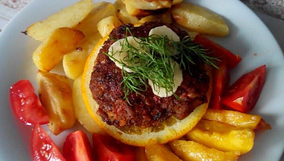 Italské smažené klopsy se šunkou, sýrem a žampiony a citrónové v troubě pečené brambory