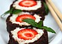 Jahodové "sushi" s mátovým "wasabi"