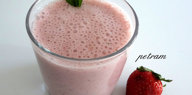 Jahodovo-mátové smoothie s vločkami