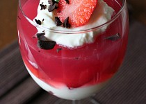 Jahody s nadýchaným jogurtovým krémem a želé