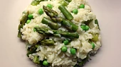 Jarní chřestovo-hráškové risotto