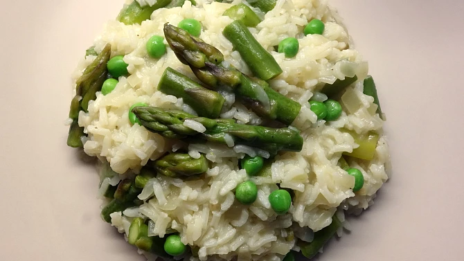 Jarní chřestovo-hráškové risotto