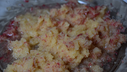 Kakaovo-jablkové muffiny plněné povidly, jablka nastrouháme najemno