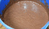 Kakaovo-jablkové muffiny plněné povidly (Přimícháme mouku s kakaem a kypř. práškem)