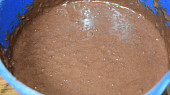 Kakaovo-jablkové muffiny plněné povidly, Přimícháme mouku s kakaem a kypř. práškem