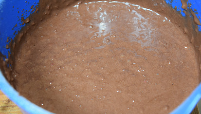 Kakaovo-jablkové muffiny plněné povidly, Přimícháme mouku s kakaem a kypř. práškem