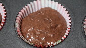 Kakaovo-jablkové muffiny plněné povidly (doplníme těstem do 2/3 košíčku)