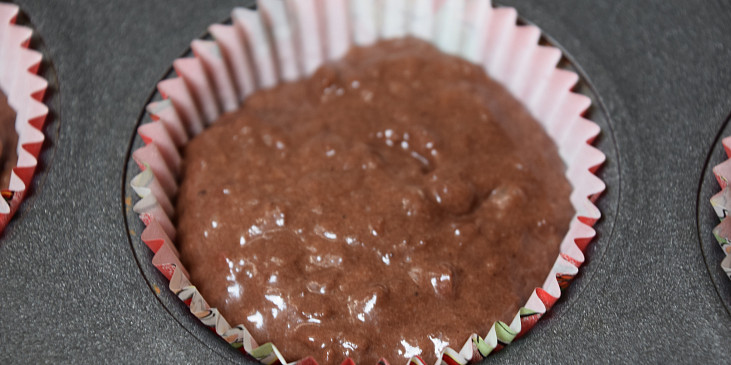 Kakaovo-jablkové muffiny plněné povidly (doplníme těstem do 2/3 košíčku)