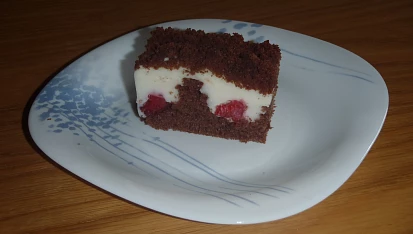 Kakaový koláč s pudinkem a malinami
