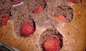 Kakaový koláč s pudinkem a malinami (Do vykrojených důlků vložíme maliny)