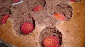 Kakaový koláč s pudinkem a malinami, Do vykrojených důlků vložíme maliny