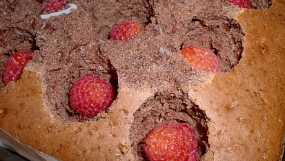 Kakaový koláč s pudinkem a malinami, Do vykrojených důlků vložíme maliny