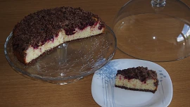 Koláč s drobenkou dole i nahoře