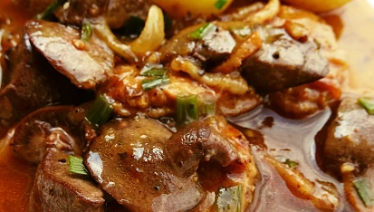 Králičí játra s domácí klobáskou a cibulí, Králičí játra s domácí klobáskou a cibulí