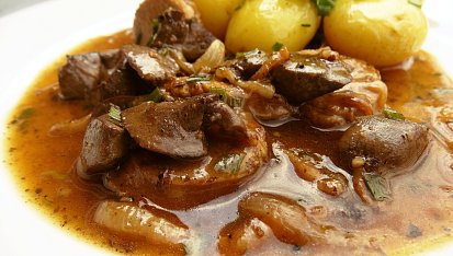 Králičí játra s domácí klobáskou a cibulí, Králičí játra s domácí klobáskou a cibulí