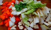 Králík pečený v kořenové zelenině