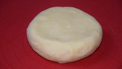Křehký třešňový koláč s krémem, Těsto dáme vychladit