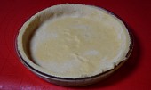 Křehký třešňový koláč s krémem (Vyválíme a vyplníme koláčovou formu)