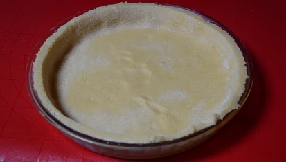 Křehký třešňový koláč s krémem, Vyválíme a vyplníme koláčovou formu