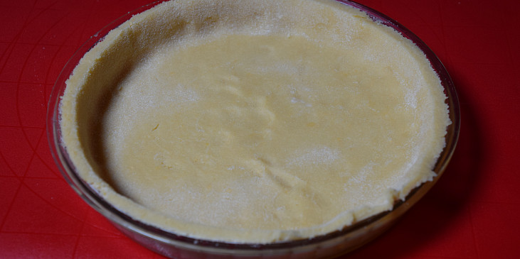 Křehký třešňový koláč s krémem (Vyválíme a vyplníme koláčovou formu)