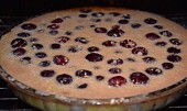 Křehký třešňový koláč s krémem (Náplň nalijeme na předpečený korpus a šup do trouby)