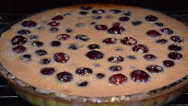 Křehký třešňový koláč s krémem